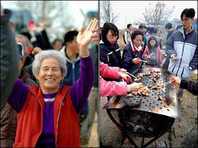 주민들의 얼굴에서 지난 날의 지친기색은 찾아 볼 수 없었다(왼쪽 사진). 마을주민들과 참가자들이 고기를 구워먹으며 즐거운 한때를 보내고 있다(오른쪽 사진). 